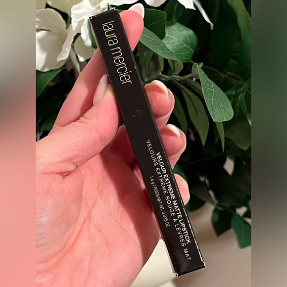 LAURA MERCIER • VELOUR EXTREME MATTE LIPSTICK • DARE - Picture 1 of 7